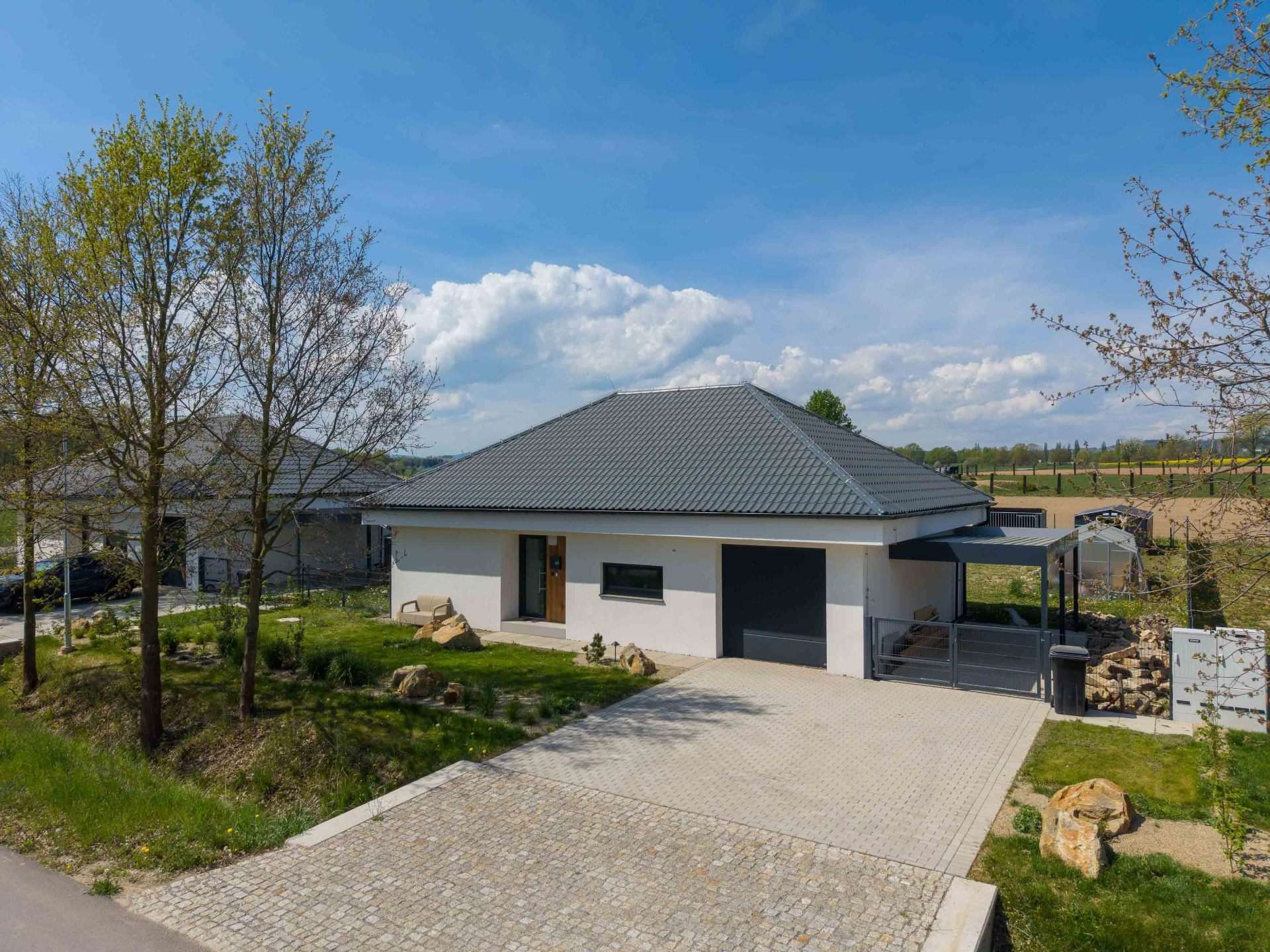 Rodinný dům - bungalov, dronový záběr 2